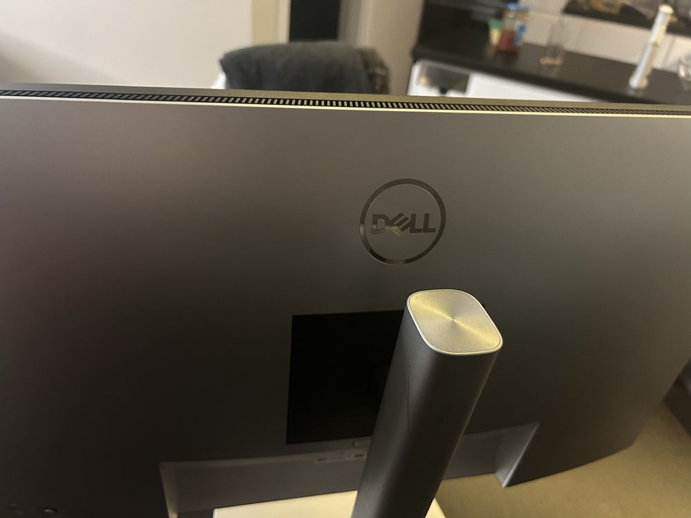 Monitor dell  z stojakiem