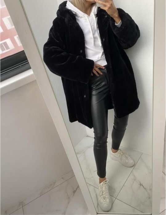 Чорна шубка натуральна