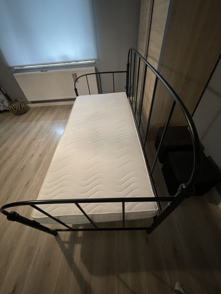 Łóżko metalowe z materacem