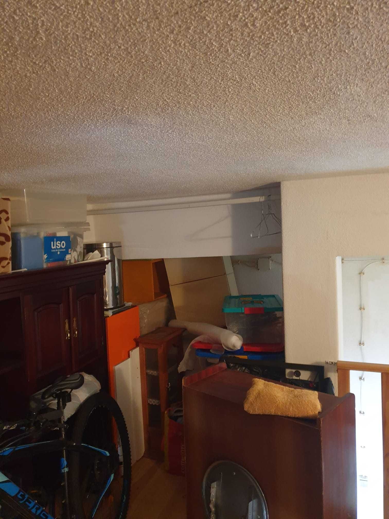 Garagem com espaço superior com espaço p/1 carro Mem Martins
