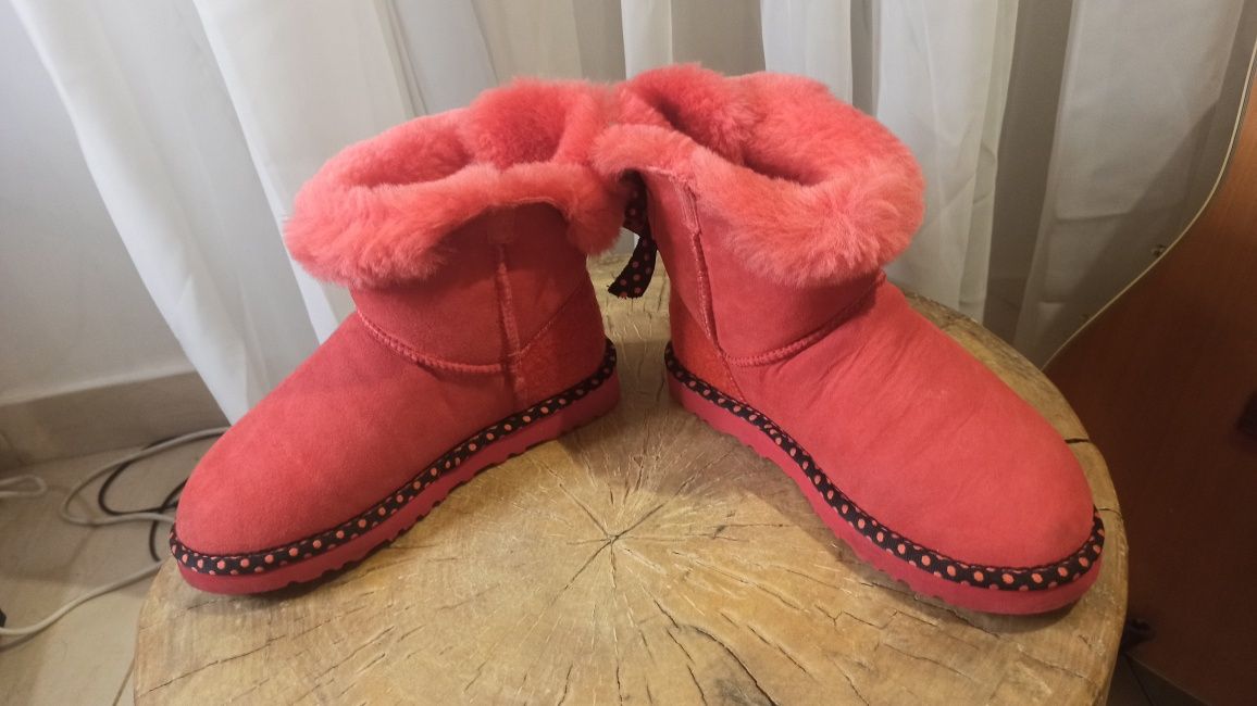 UGG короткие, с бантиками. Яркие!