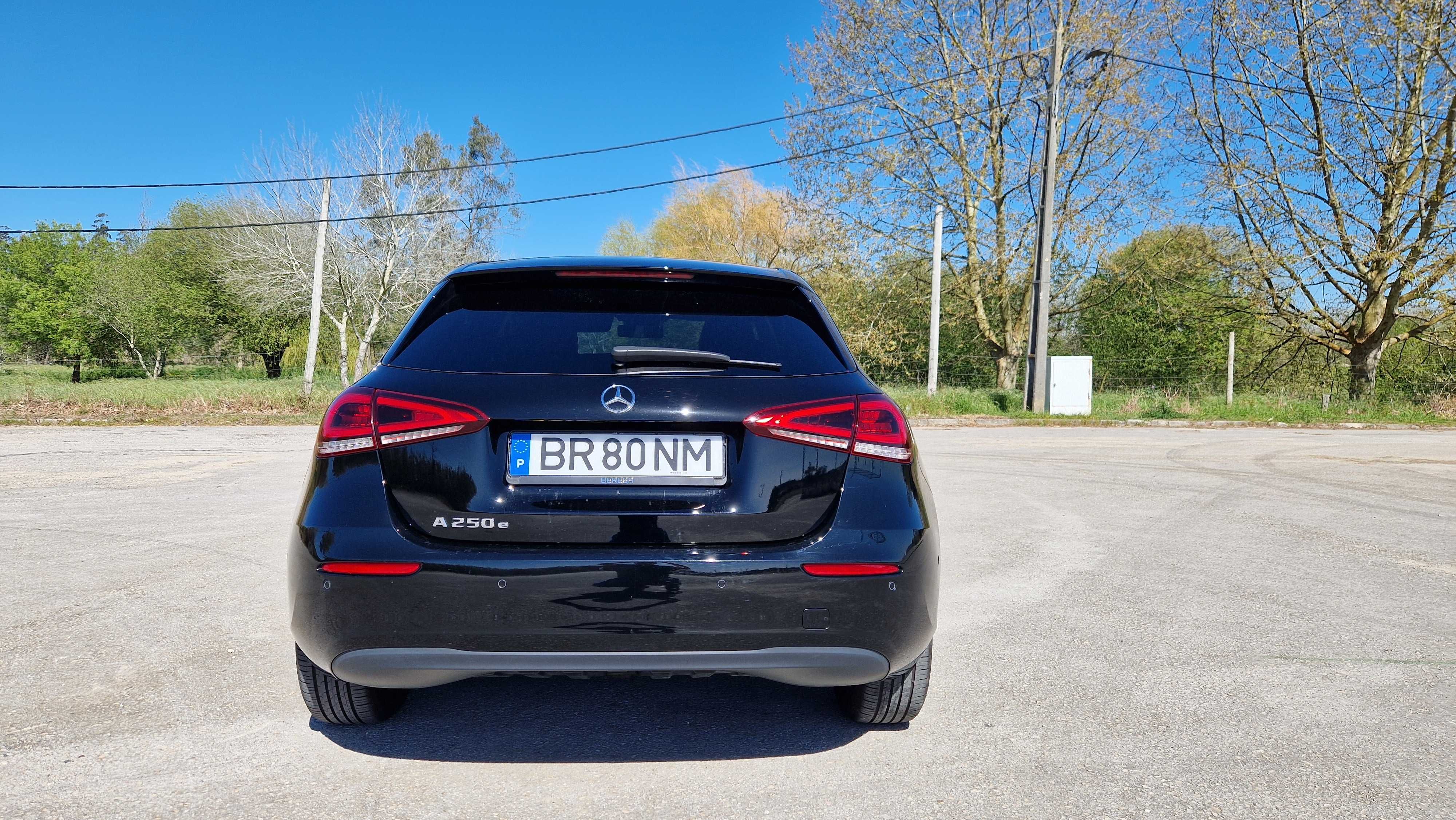 Mercedes-Benz A250e Híbrido Plug-in Nov de 2022 com 218 Cv  14 000 km