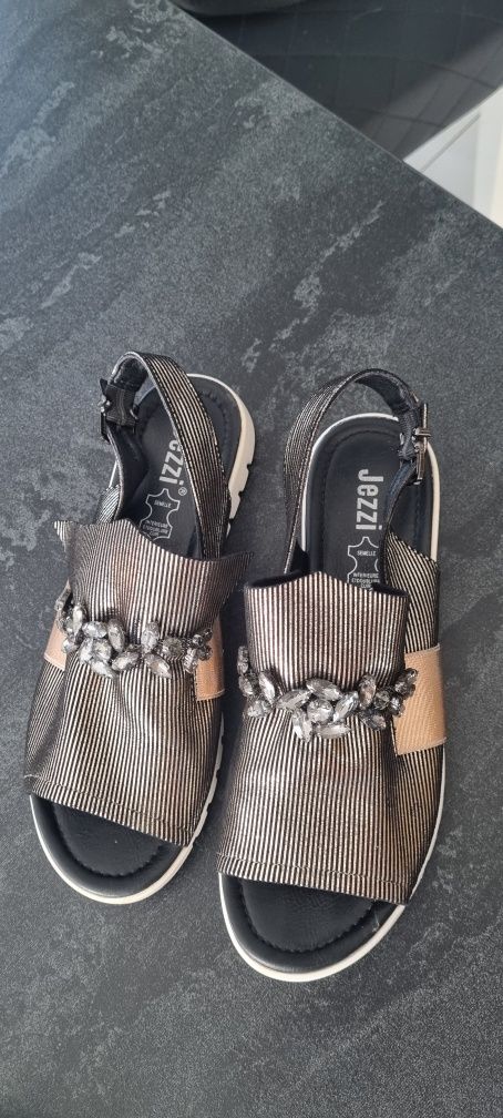 Sandalki 38 jezzi