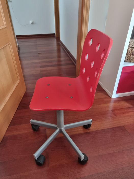 Cadeira roulante IKEA vermelha