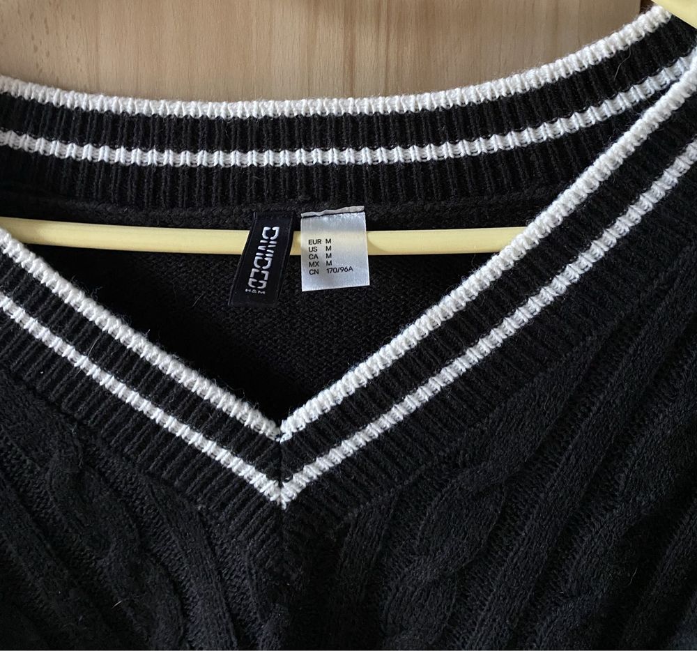 Czarny sweterek z białymi elementami dekolt V serek