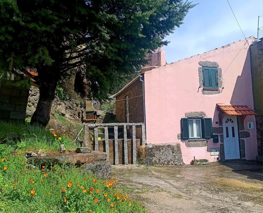 Aluga-se casa típica em pedra