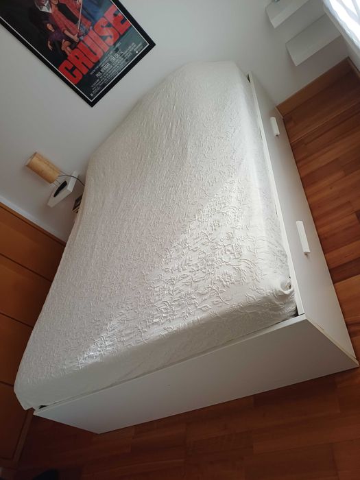 Cama Brimnes com arrumação e estrado. Sem colchão.