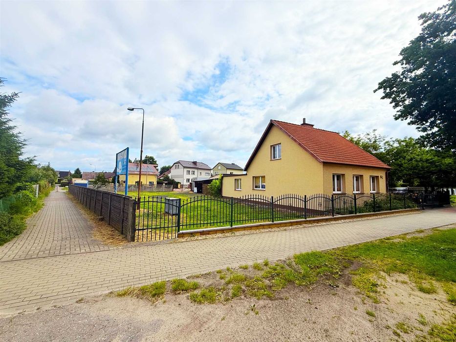 Dom mieszkalny z garażem/działka inwestycyjna po komisie samochodowym