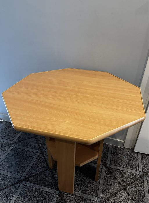 Mały stolik kawowy + żyrandol