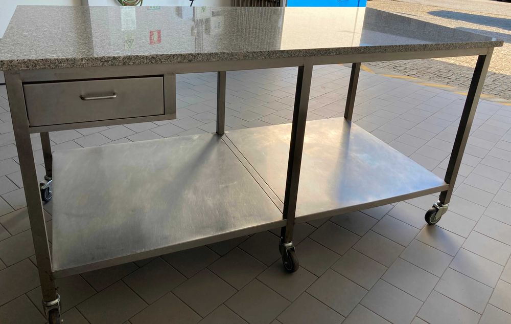 Mesa de trabalho com gavetas tampo em granito escaparate inox