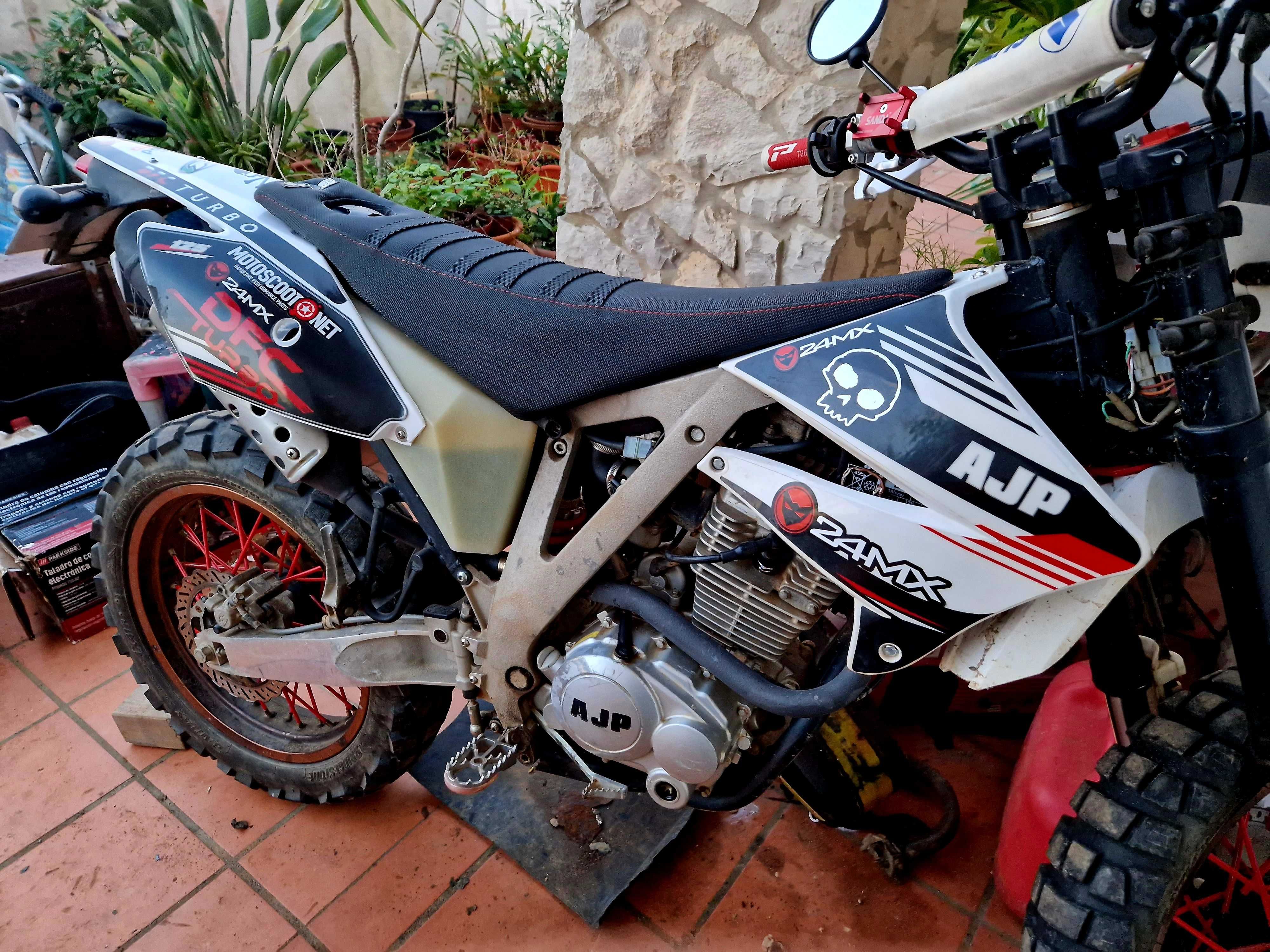 Ajp pr3 125cc Supermotard  - Vendo ou troco por outa mota.