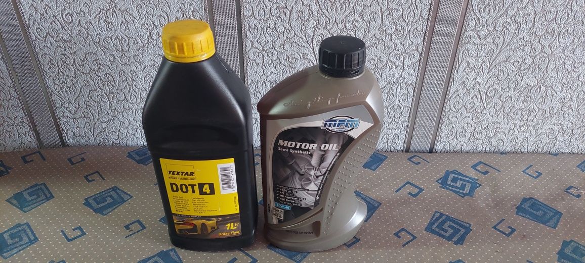 Продам литр моторного масла и литр тормозной жидкости