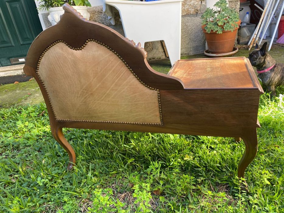 Mesa telefoneira antiga com assento