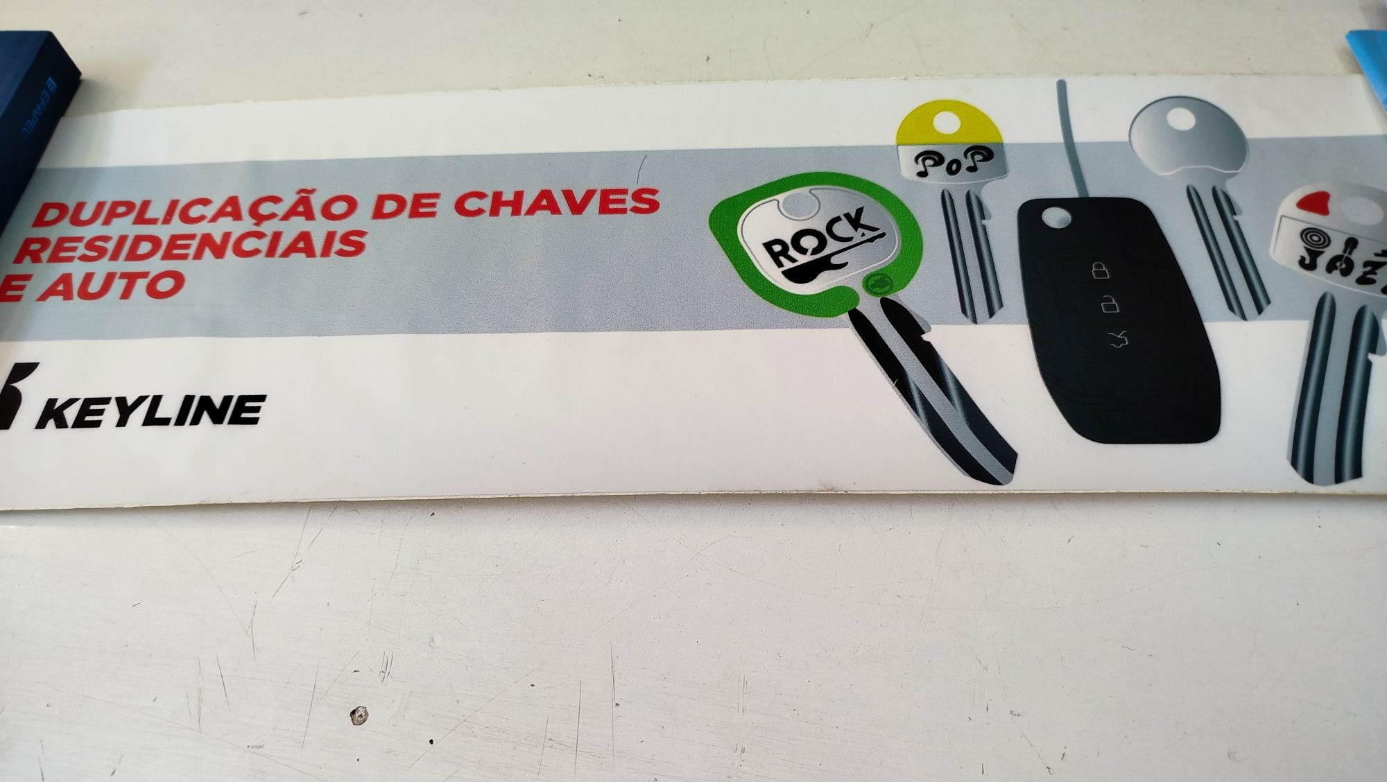 Máquina de copiar chaves Yale mais expositor Keyline