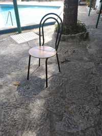 Cadeiras de metal com tampo de madeira (100 unidades disponíveis)