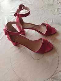 Czerwone sandały Wojas
