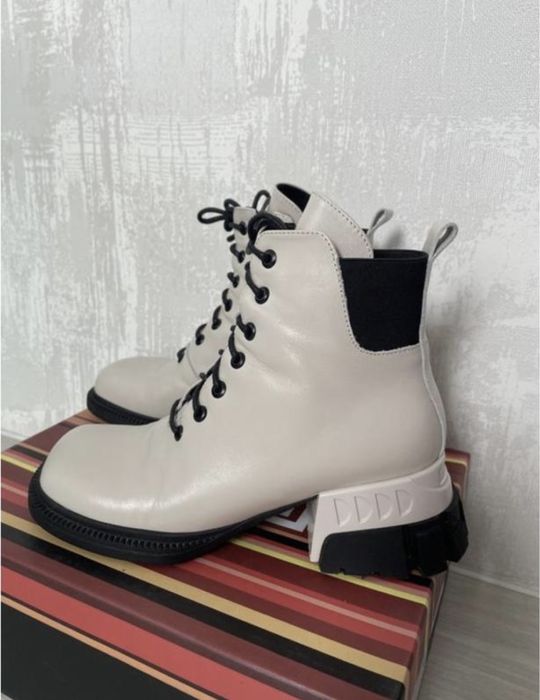 Кожаные ботинки ботиночки на каблуке ботильоны бежевые ботинки