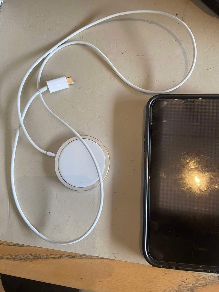 Vendo iphones 11 com 128 g / Carregador Contactless.