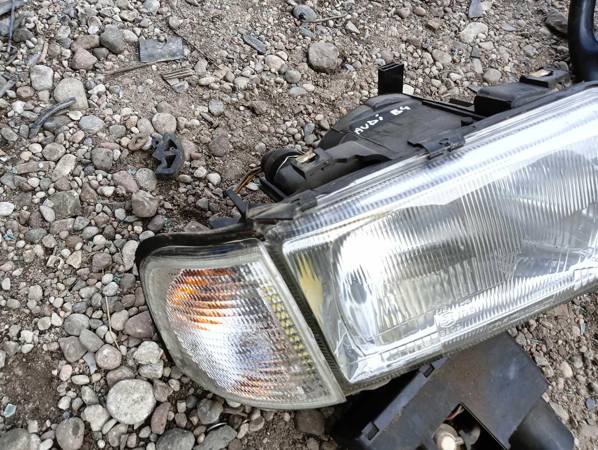 Lampa prawa  Audi 80 b4