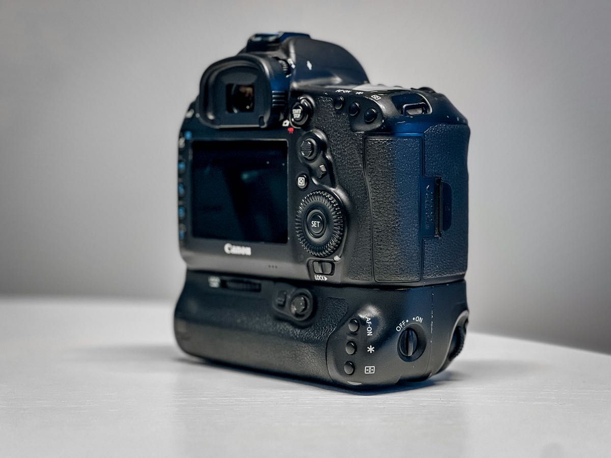 Canon EOS 5D mark IV  body + GRIP