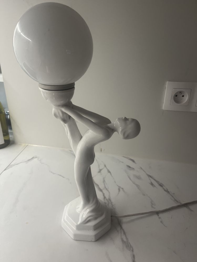 Lapka z figurką kobiety