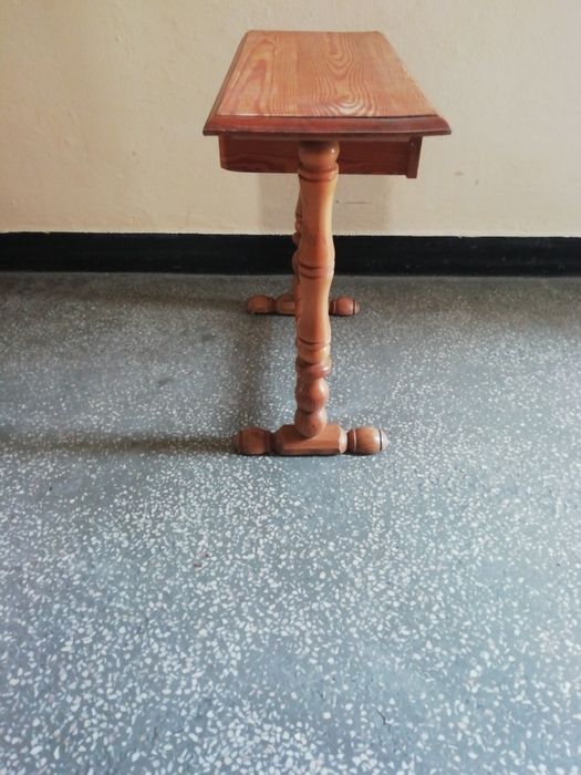 stolik - toaletkę z szufladką pochodzącą z czasów PRL