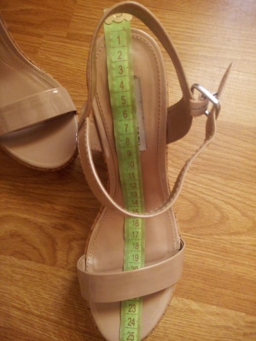 Босоніжки на високій платформі