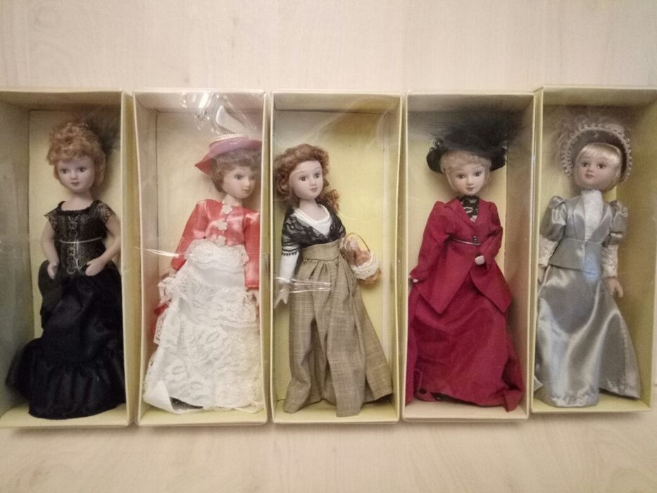 Коллекция фарфоровых кукол.