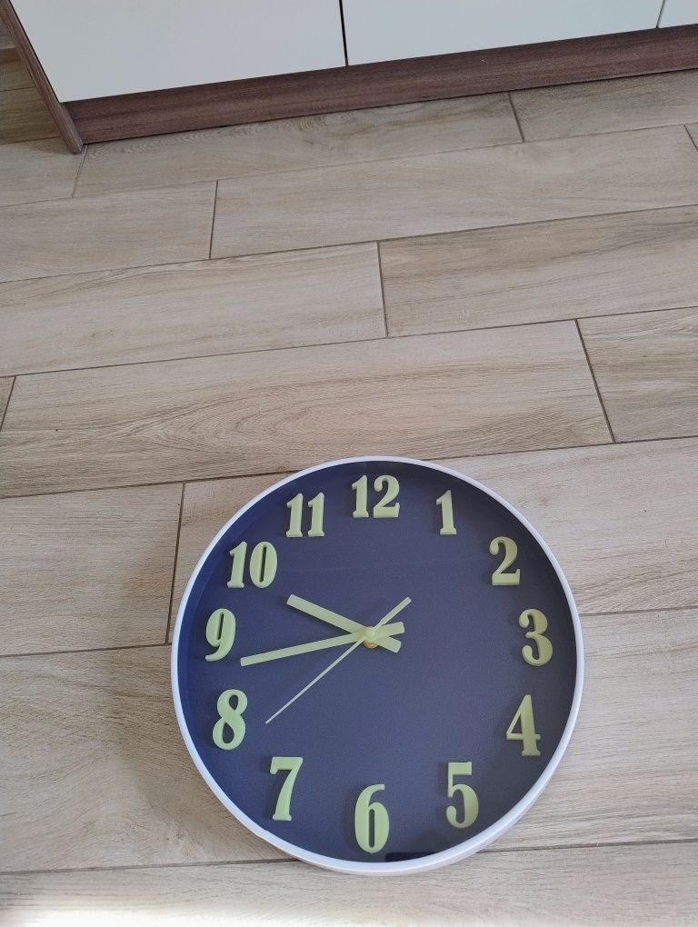 Zegar ścienny Świecący Chichy ruch 30 cm.