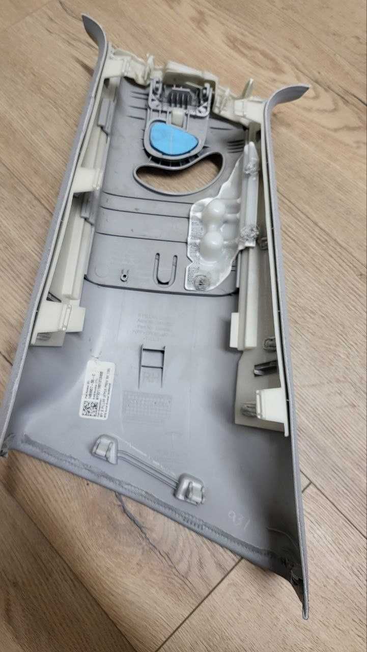 Накладка центральної стійки верхня права Tesla Model 3 1086255-01-K