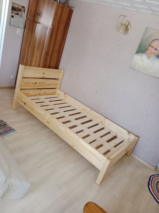 Łóżka z drewna litego