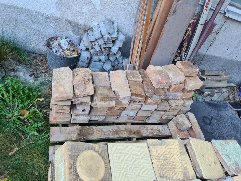 Cegły szamotowe i kafle z rozbiórki pieca kaflowego oddam za darmo