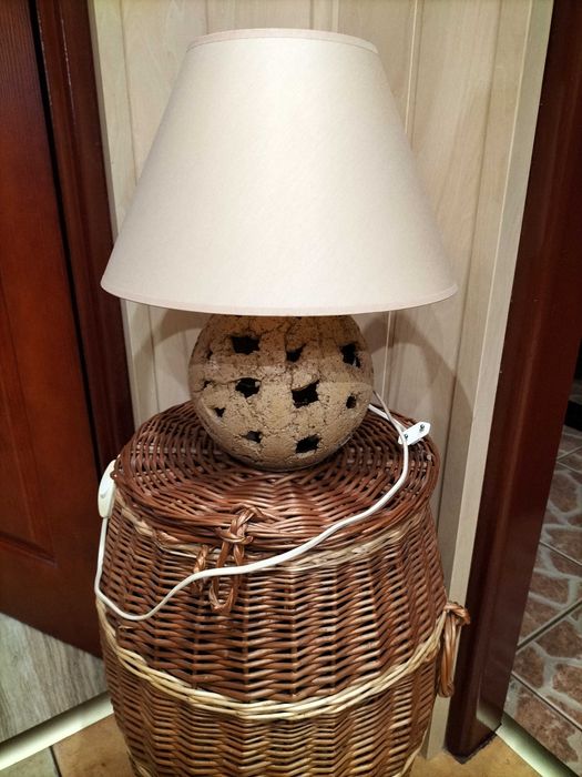 Lampka nocna z oryginalną podstawą