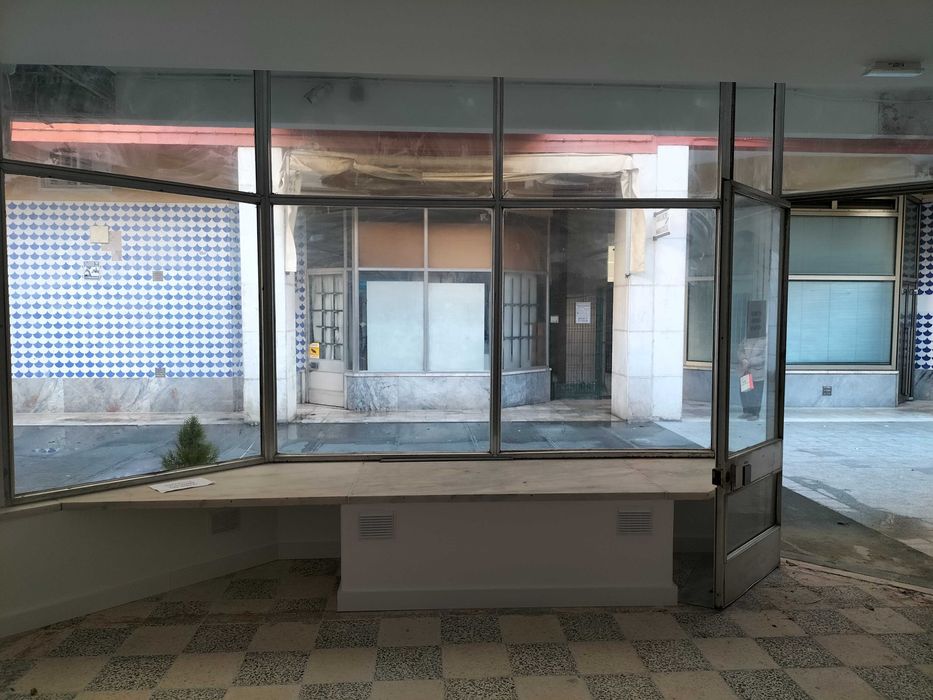 Loja sobranceira sobre a via pública