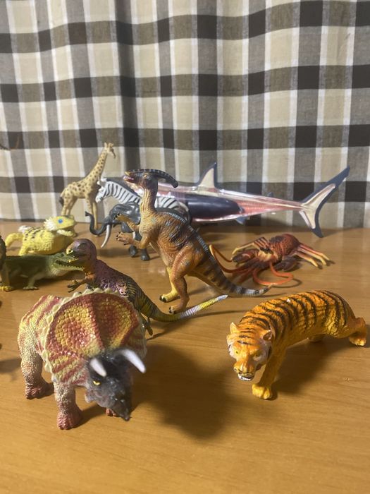 Фигурки игрушки животных ,пресмыкающих,акулы