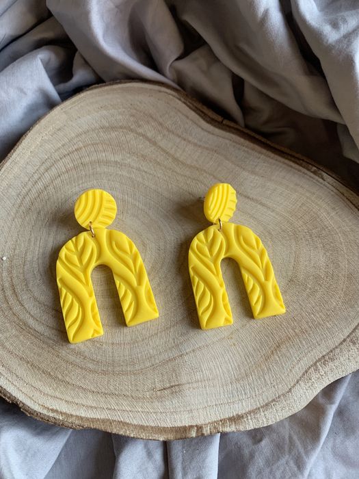 Brincos amarelos novos