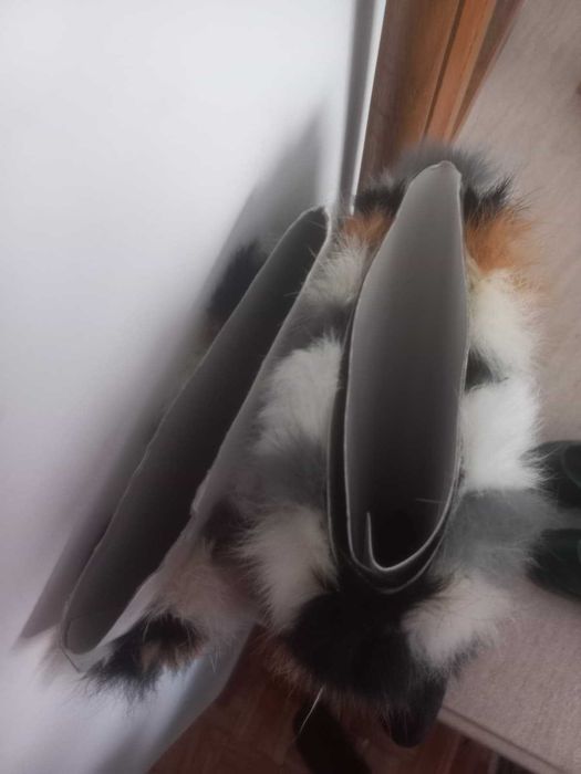 par  de botas peludas para o inverno