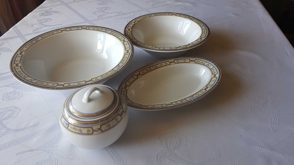 Serwis porcelanowy obiadowy na 12 osób.