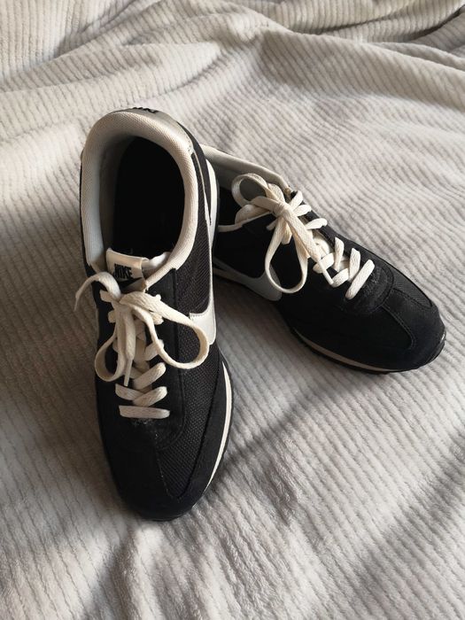 Buty sportowe 40.5 Nike czarne srebrne logo na trening do biegania