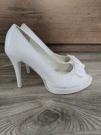 Białe buty na obcasie do ślubu 36