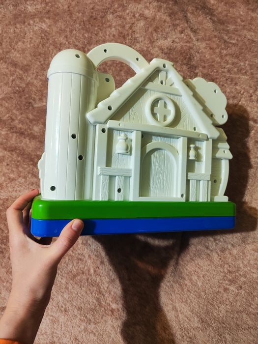 Хатинка із звірями chicco музична