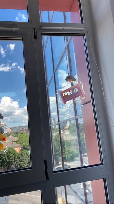 Неонова світяща вивіска дитяча