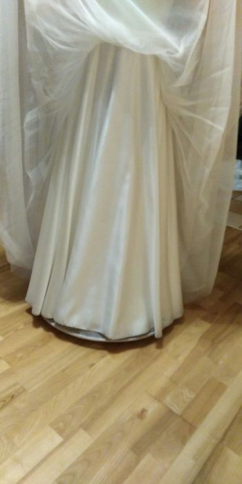 Suknia ślubna z wiązanym gorsetem