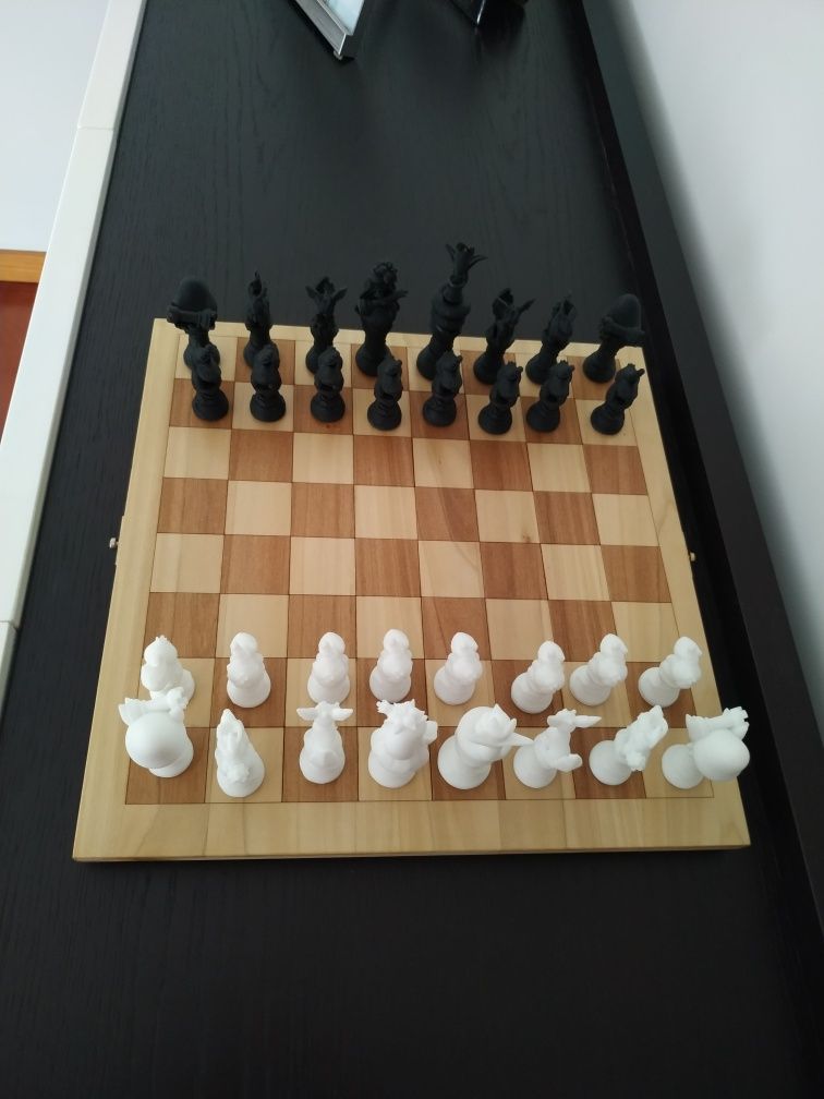 Tabuleiro de xadrez em madeira com figuras Pokémon