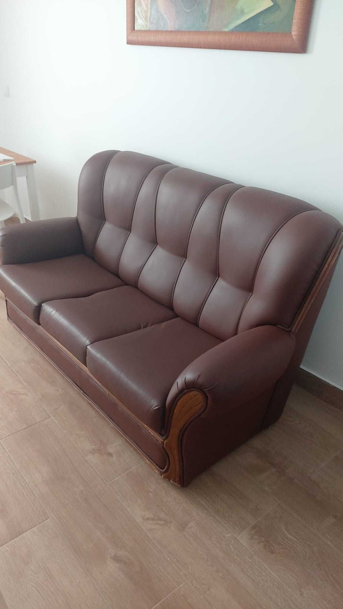 Sofá Vintage em Pele Castanha – Conforto Clássico com Estilo!