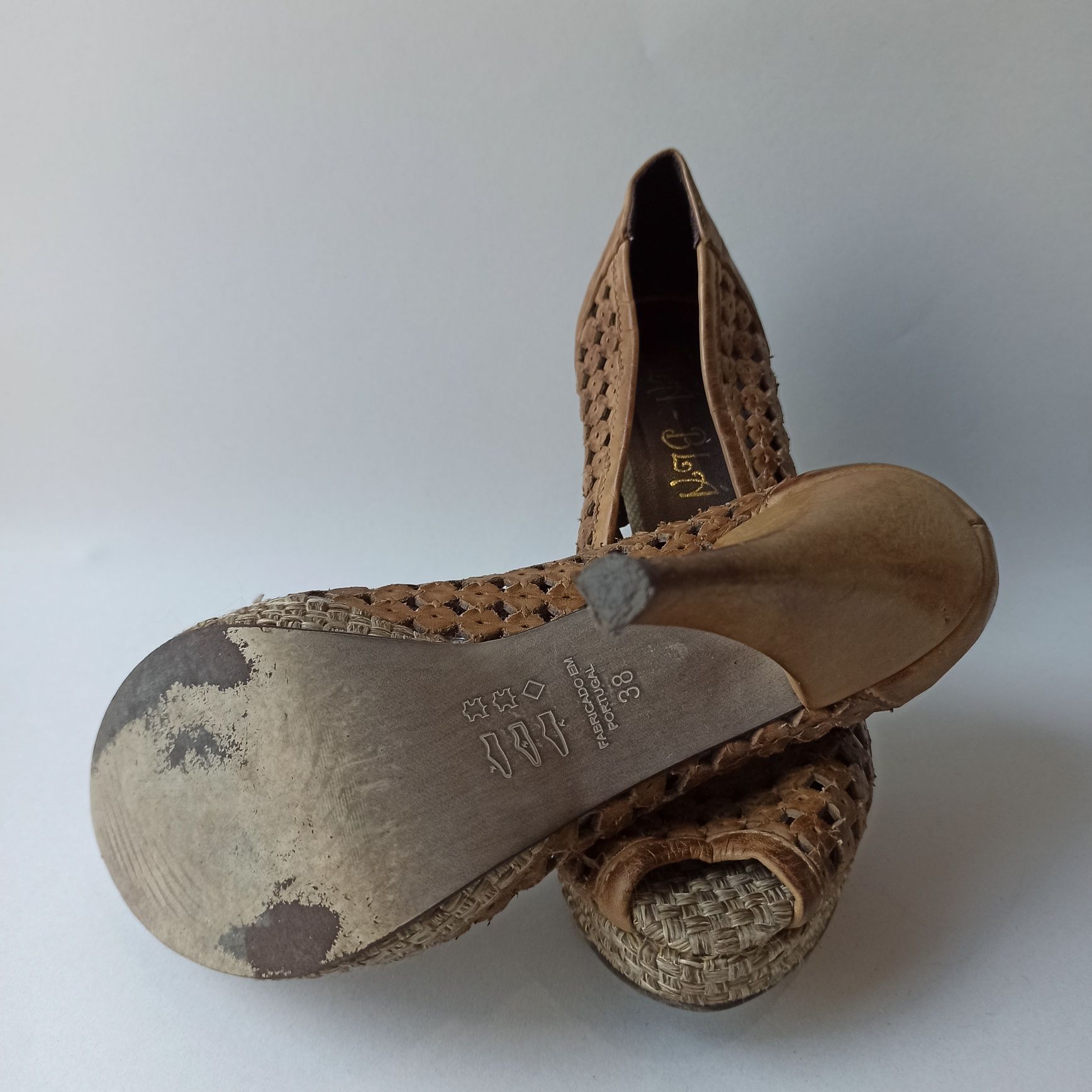 Sapatos de tacão variados