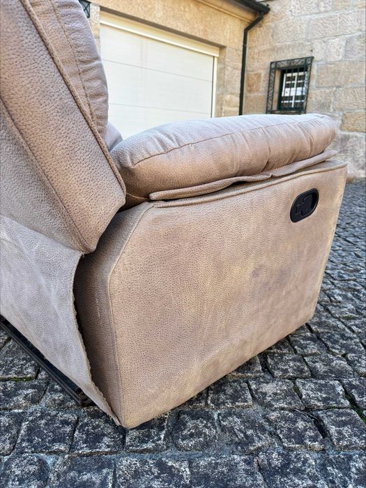 Sofá beje acinzentado de 2 lugares