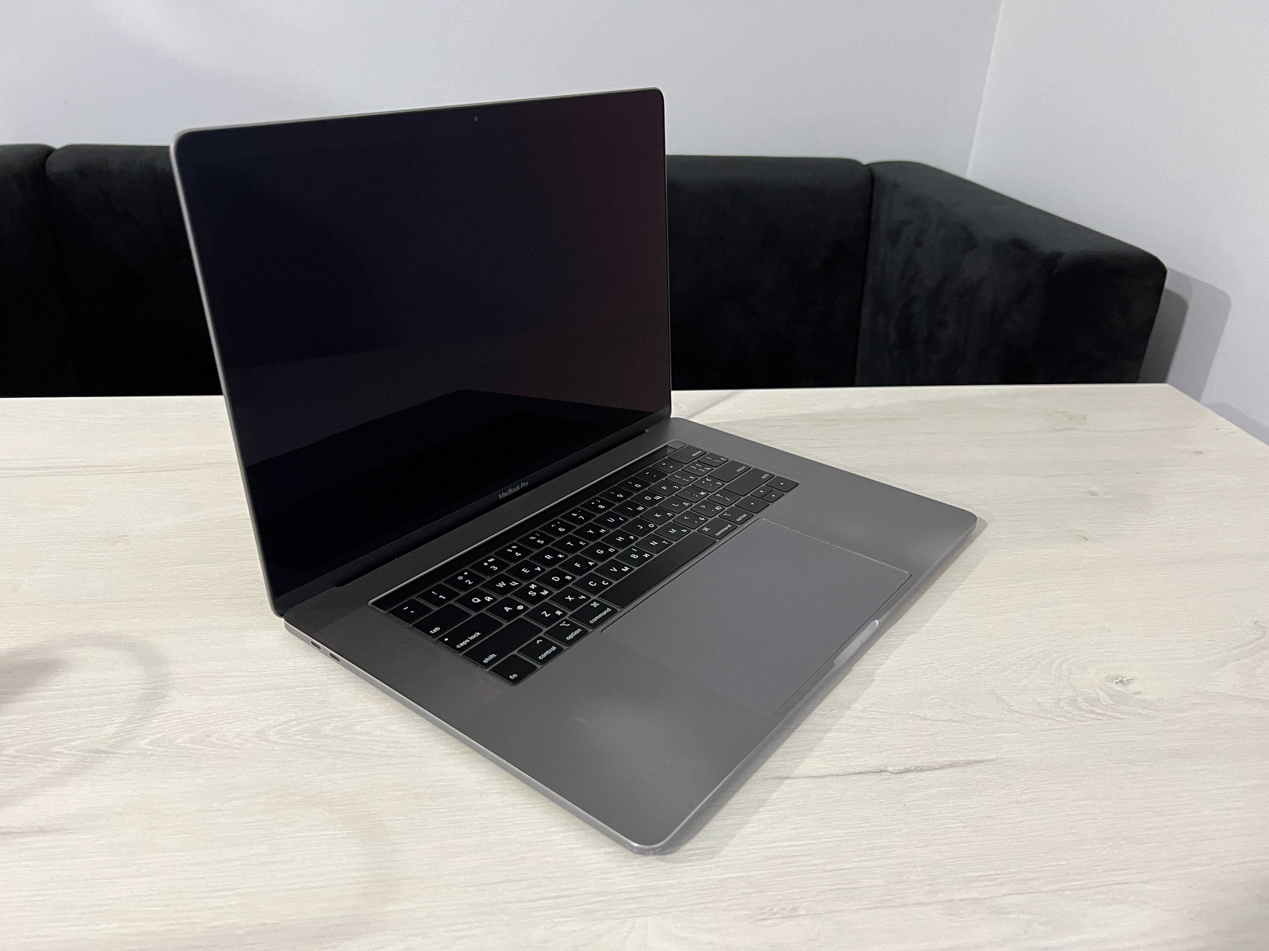 Продам Apple MacBook Pro 15" 2TB (2018), Новая батарея, Комплектация