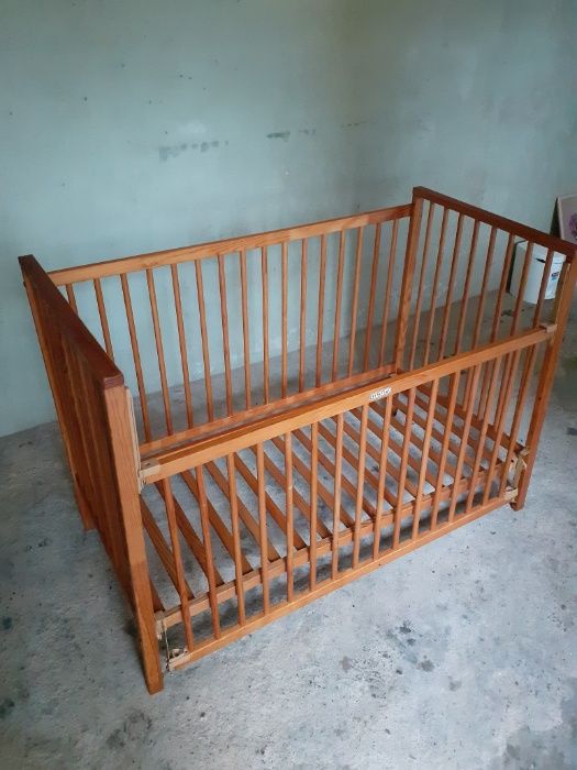 CHICCO camas de bebe uma de madeira outras de ferro.