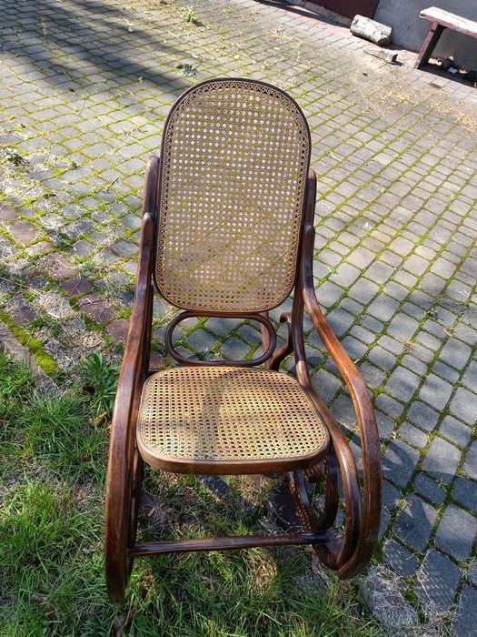 Sprzedam fotel bujany gięty plus cztery krzesła ratanowe